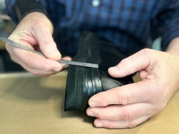 Measuring the heel of a shoe before a sole modification